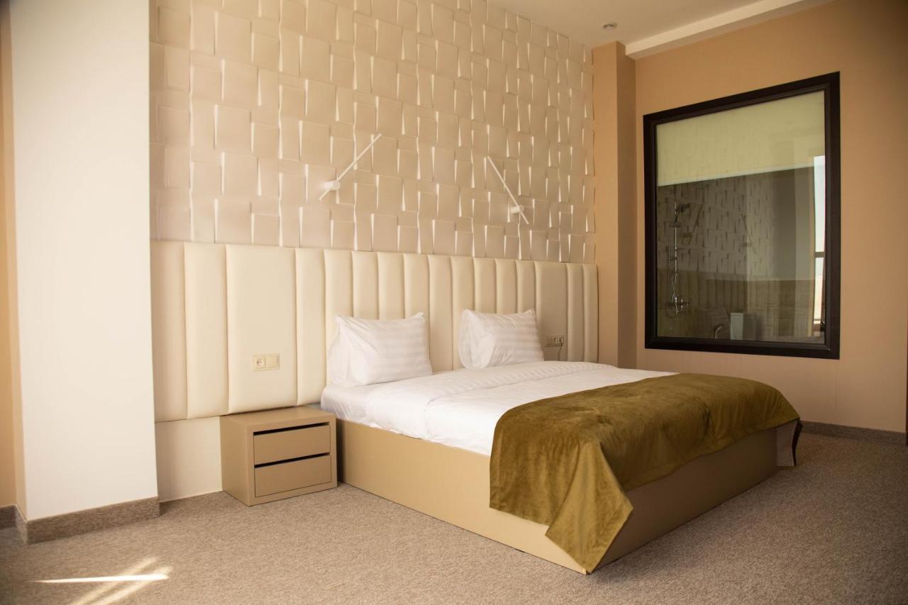 Port Plaza Evn Hotel P'arak'ar Exterior photo
