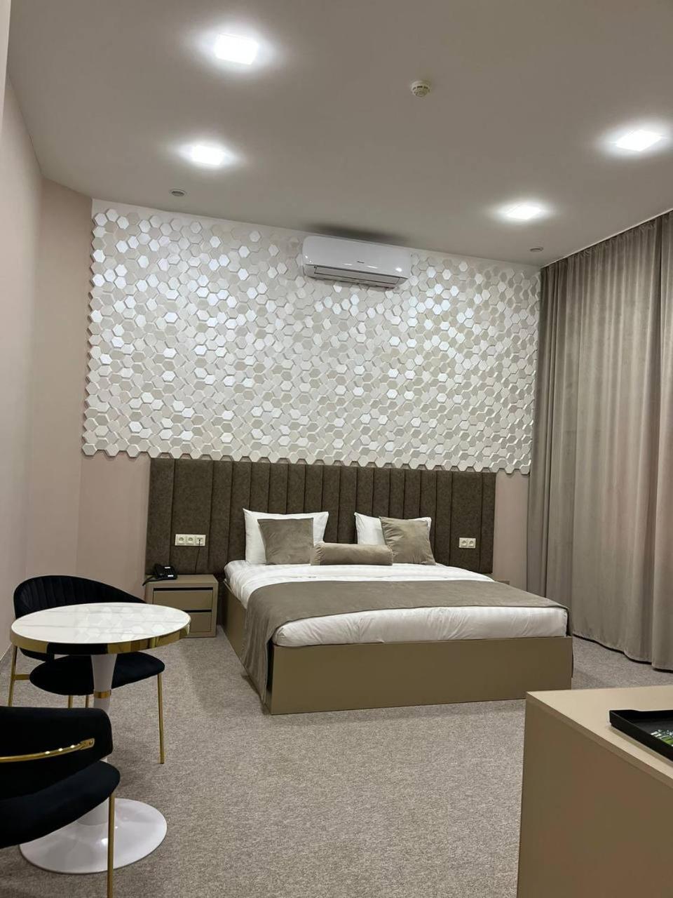Port Plaza Evn Hotel P'arak'ar Exterior photo