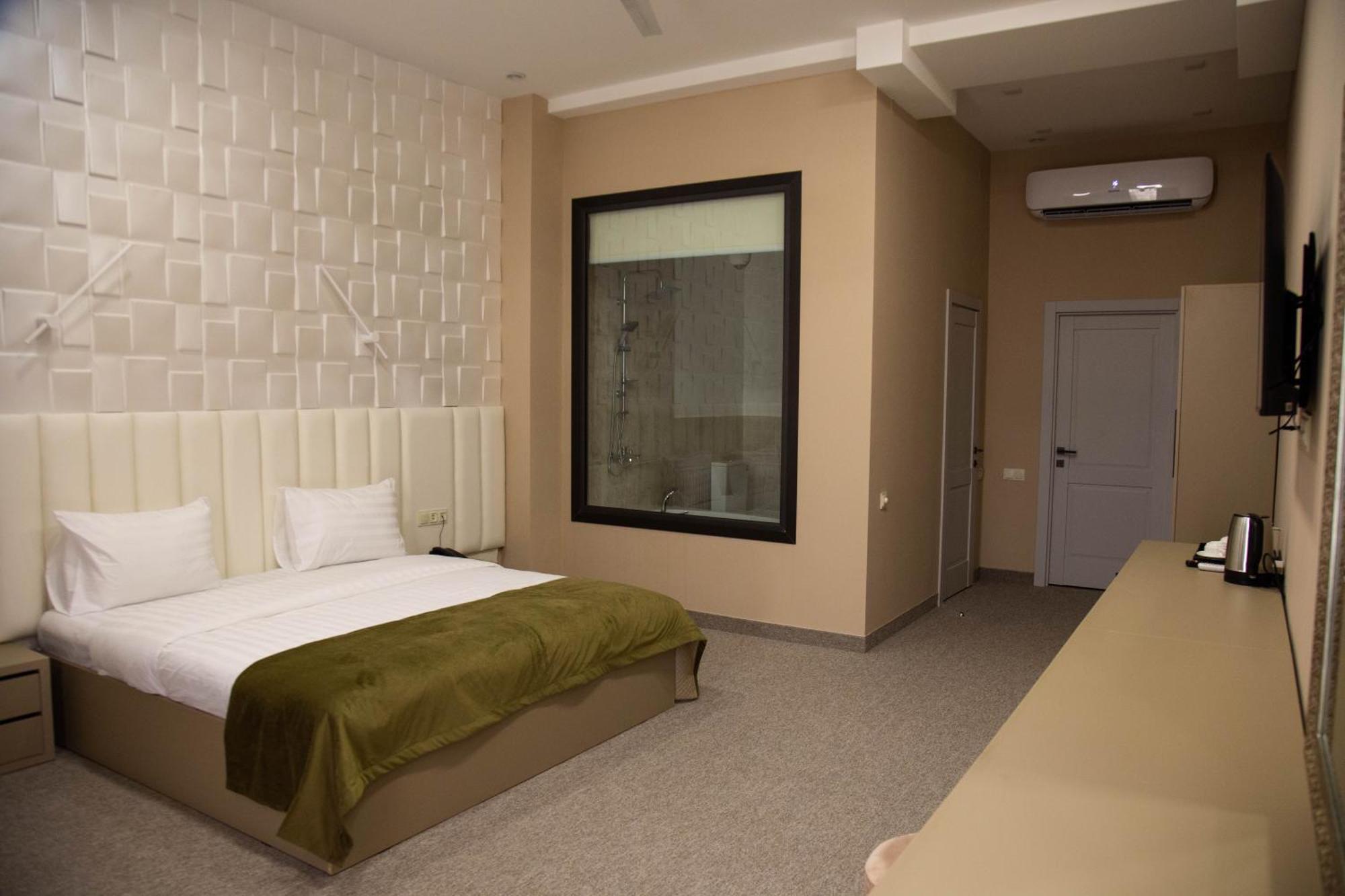 Port Plaza Evn Hotel P'arak'ar Exterior photo