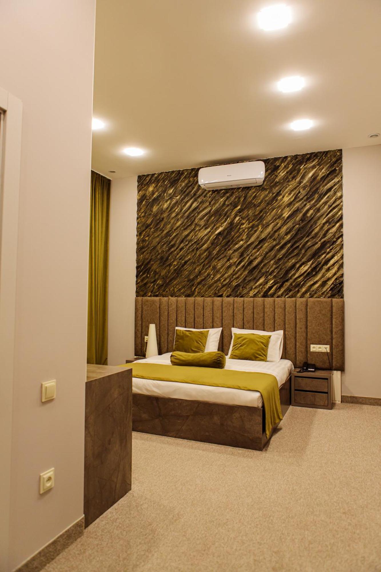 Port Plaza Evn Hotel P'arak'ar Exterior photo