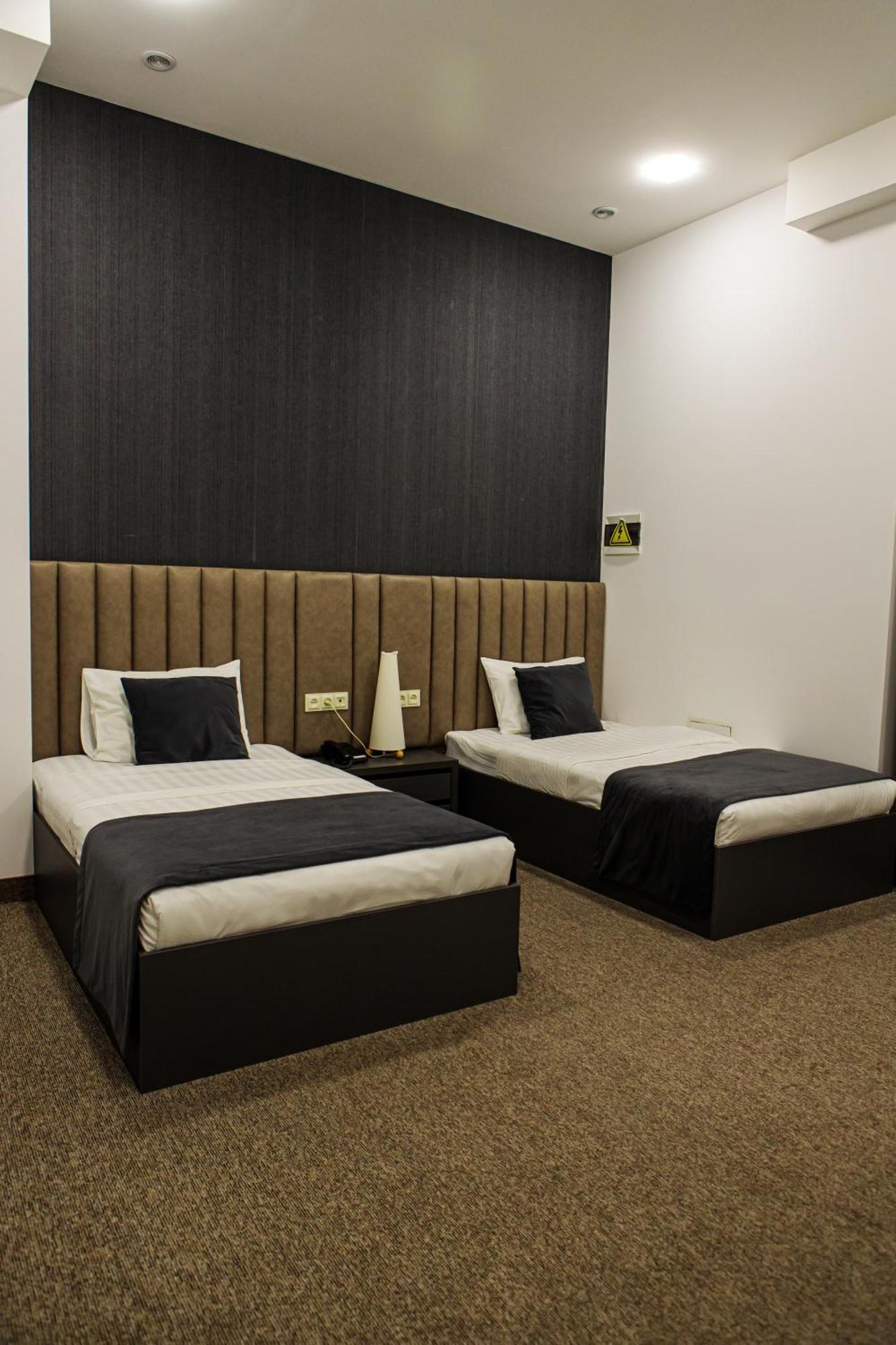 Port Plaza Evn Hotel P'arak'ar Exterior photo