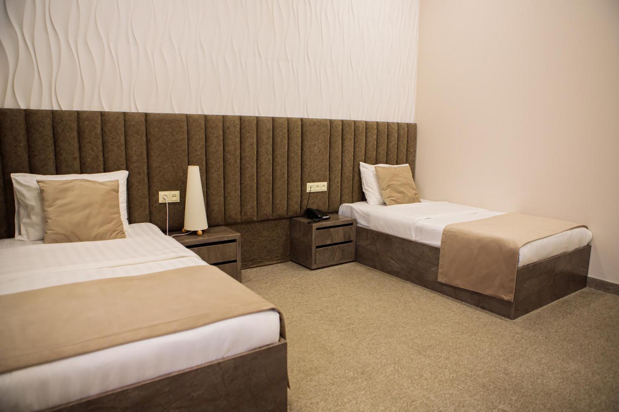 Port Plaza Evn Hotel P'arak'ar Exterior photo