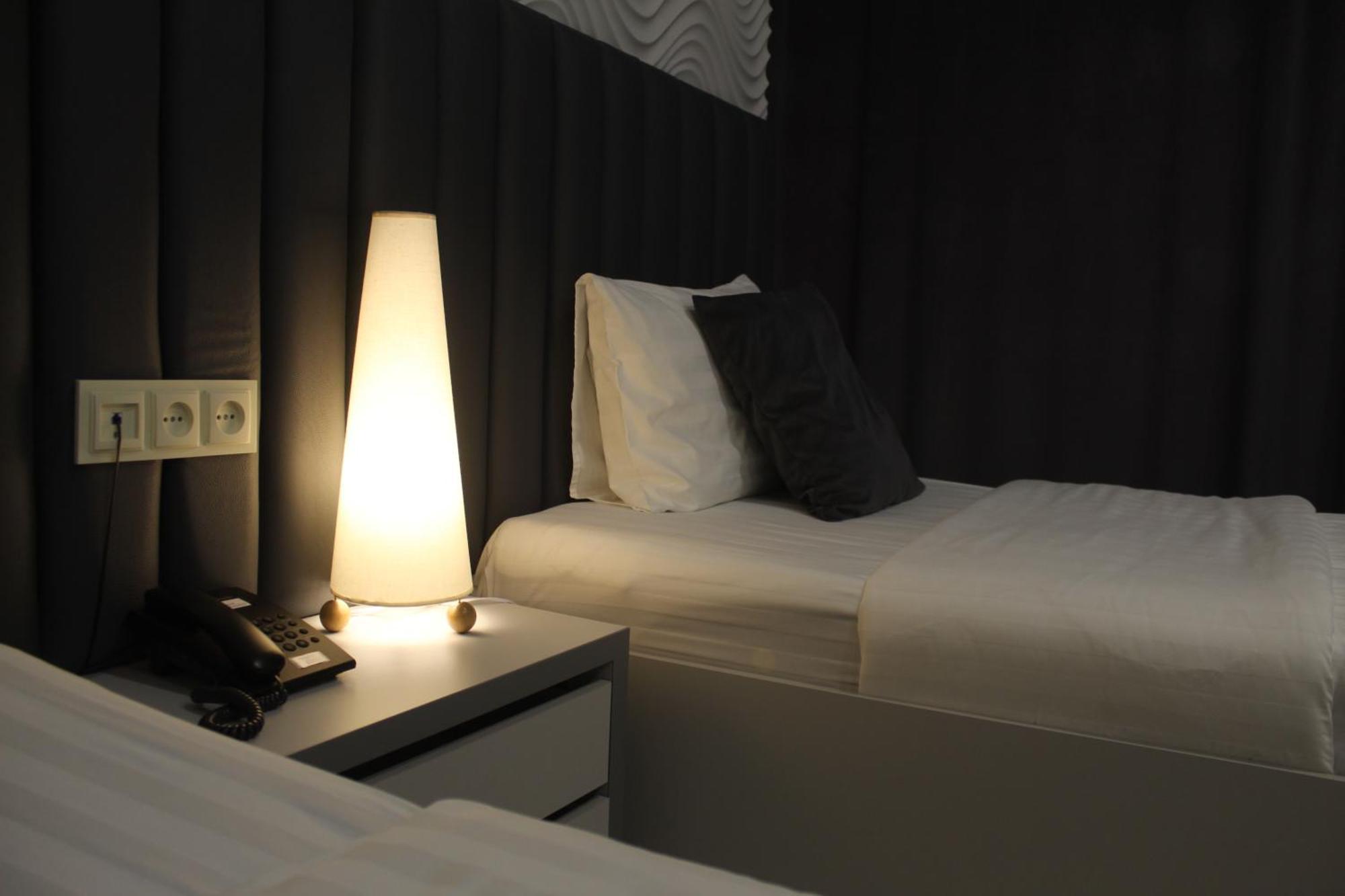 Port Plaza Evn Hotel P'arak'ar Exterior photo
